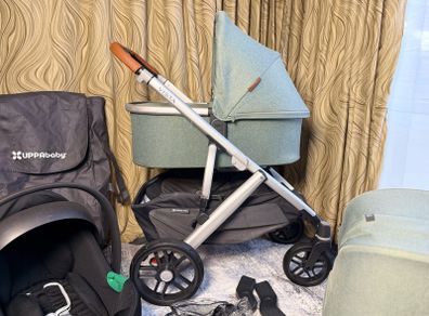 Uppababy Vista V2 with Cybex car seat and isofix base