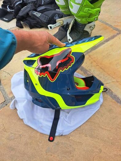 fox v1 MIPS motorcross helmet