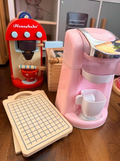 Wooden kids kitchen plus accessories - mint condition
