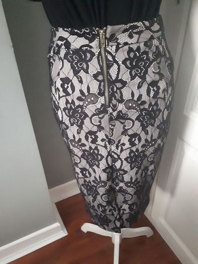 Beautiful Fitted Black Lace Look Floral Pencil Skirt (Size 8)