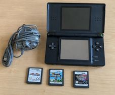 Nintendo DS Lite w Charger and games