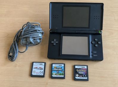 Nintendo DS Lite w Charger and games