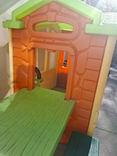 Little Tikes Playhouse with Picnic Table