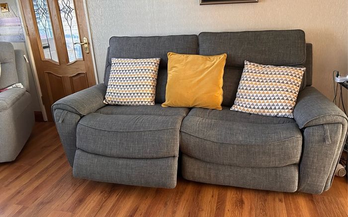 3 seater electric recliner sofa with usb socket and drinks holders in VG condition.  One recliner not working as a cable must have come loose.