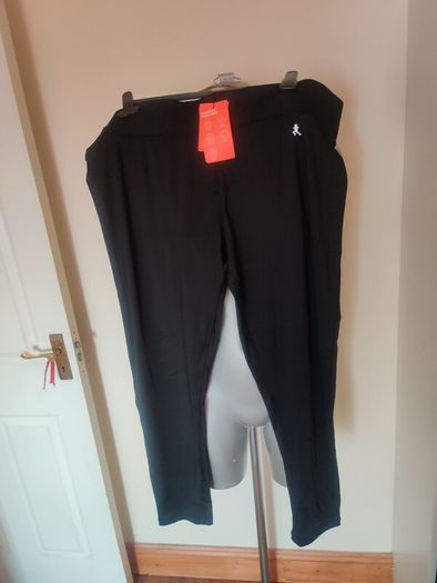 BNWT Workout black stretchy leggings size UK20 EU48 Postage included