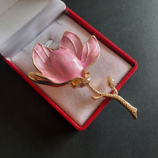 Elegant Pink Magnolia Flower Brooch - Gold Tone Enamel Floral Pin Badge - Botanical Theme Jewelry