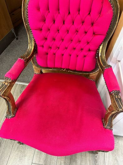 Pink furniture and decorative flowers (3)