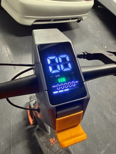 Kukirin G1 Pro Dual Motor bearly used with charger
