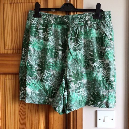 BNWTS M&S Ladies Green Tropical Leaf Shorts size 14 including postage