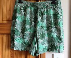 BNWTS M&S Ladies Green Tropical Leaf Shorts size 14 including postage