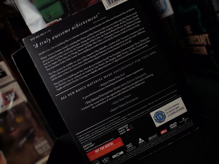 Schindlers List ! DVD ! 2-Disc Edition ! by Stephen Spilberg ! Academy Award Winner for Best Picture ! 2004 !