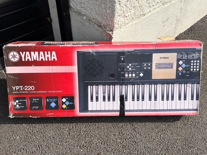 Yamaha Keyboard & stand