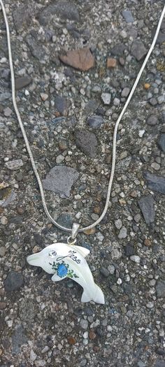 Vintage jewelry is sold individually for 5 to 10 euros