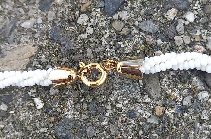 Vintage jewelry is sold individually for 5 to 10 euros.