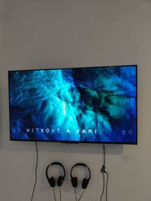 4k TV and Mount