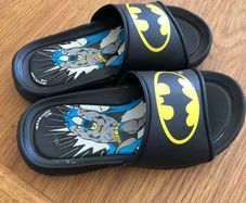 Boys flip-flops, batman design, Junior size UK 12