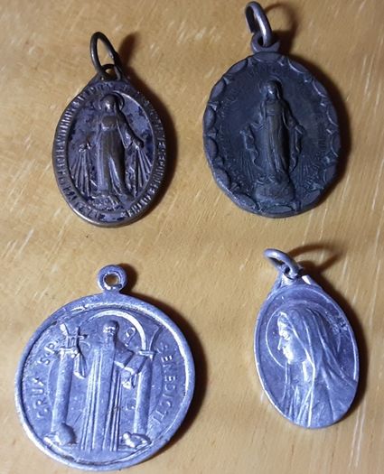 four vintage religious medals (h), tub 3