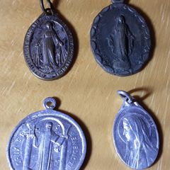 four vintage religious medals (h), tub 3