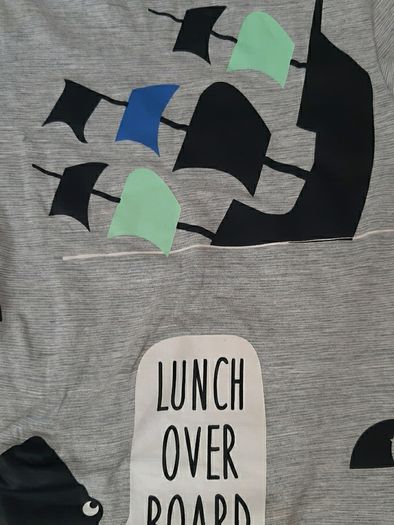 T shirt H&M size 8-10 years shark