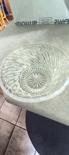 3 DIFFERENT ITMES- 1- Vintage Tangerine Orange Glass Vase. 28.00 euro. 2- Clear cut crystal or pressed glass with a spiral/ribbed optical design.15.00 euro. 3- Small bowl murano style as trinckelt dish or decoertive piece 25.00 euro.
