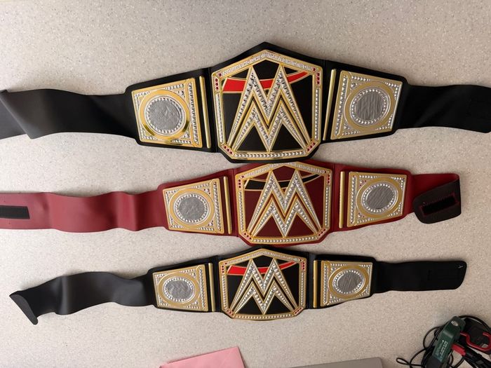 WWE costume belts 7euro each 1 black sold