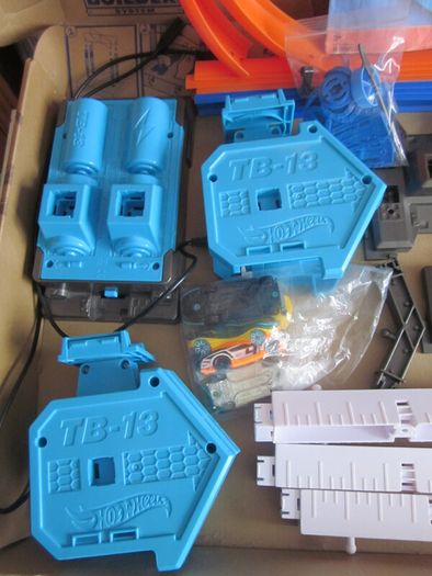 Hot Wheels Track Builder system 35+ Pieces.