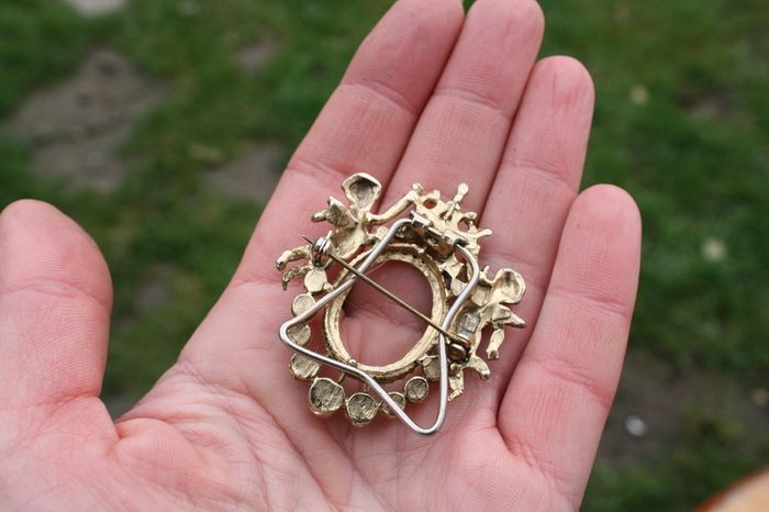 Vintage Brooch 2 Cherubs supporting Crown crystals and pearls - Photo frame