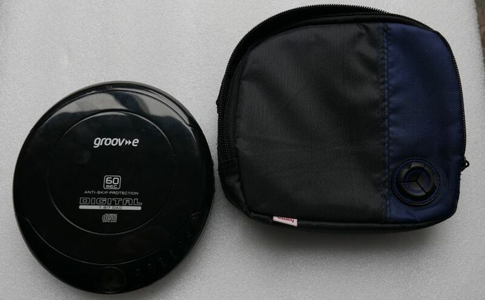 Groov-e Personal Portable CD Player Black GV-PS110-BK Works Well.