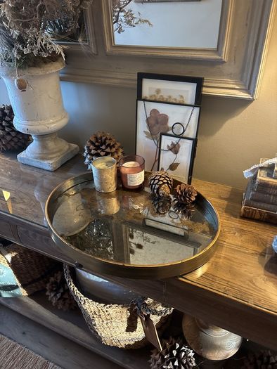 Gold world tray 3 pictures and 2 candles
