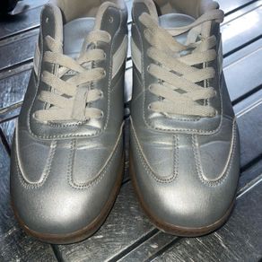 metallic runners