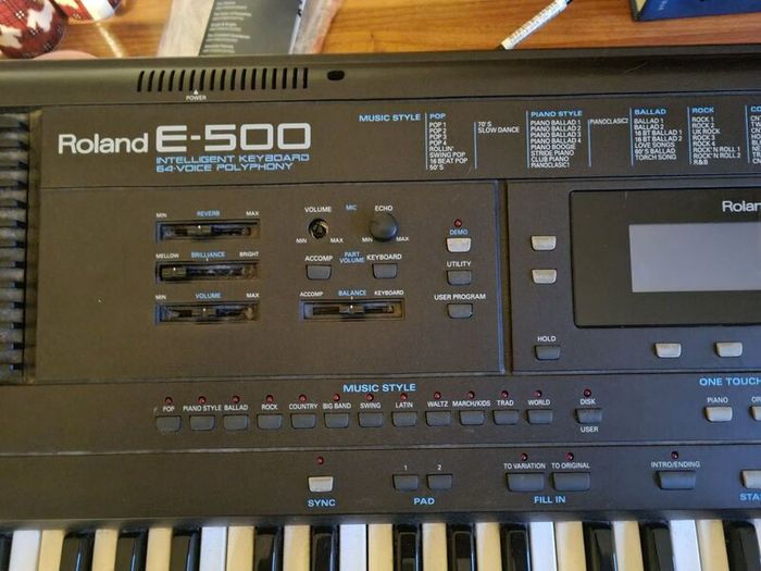 Roland E-500 keyboard