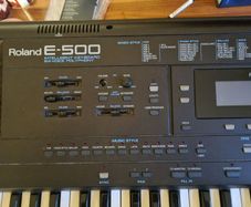 Roland E-500 keyboard