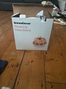 Rotating cake stand
