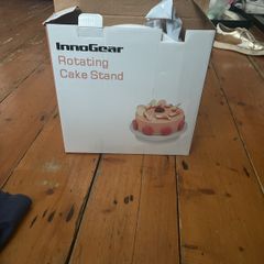 Rotating cake stand
