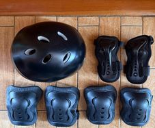 7 piece Zinc protective gear set in very good condition