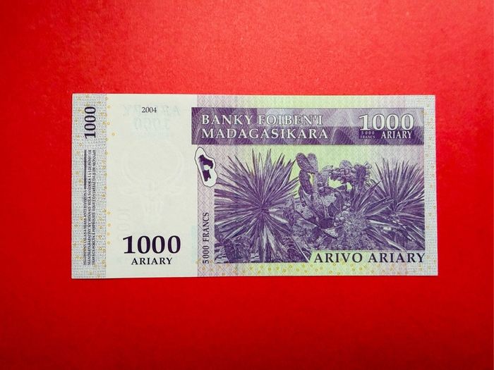 Madagascar.  1000 Francs  2004   PICK  89a  ( Uncirculated )