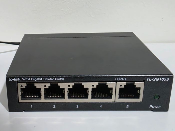 TP-Link TL-SG105S 5 Port Gigabit Ethernet Network Switch, Ethernet Splitter 1 to 4, Network 4 Way Ethernet Hub, Desktop & Wall-Mounting, Sturdy Metal Case, Fanless, Plug & Play, Energy-Saving