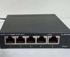 TP-Link TL-SG105S 5 Port Gigabit Ethernet Network Switch, Ethernet Splitter 1 to 4, Network 4 Way Ethernet Hub, Desktop & Wall-Mounting, Sturdy Metal Case, Fanless, Plug & Play, Energy-Saving