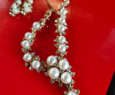 Exquisite pearl style jewellery set, perfect for weddings and formal occasions