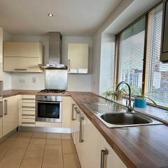 Immaculate High Gloss Kitchen & NEFF Appliances