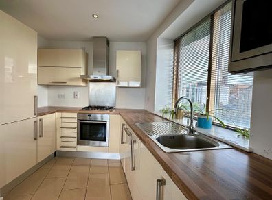 Immaculate High Gloss Kitchen & NEFF Appliances