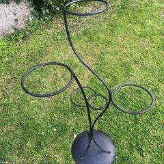 Metal plant pot stand