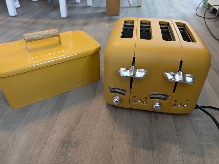 Mustard yellow 4 slice toaster and bread bin