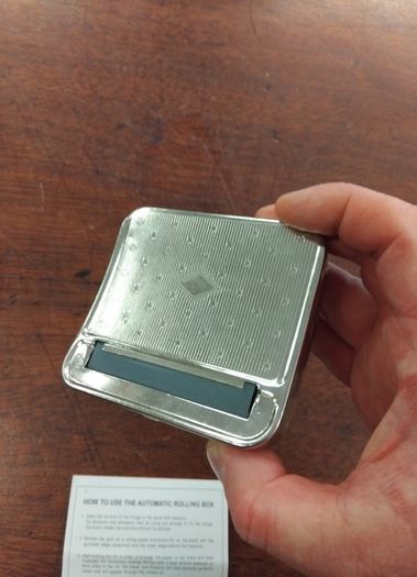 Cigarette rolling box