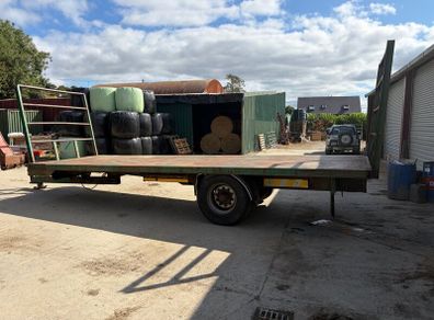 Bale trailer