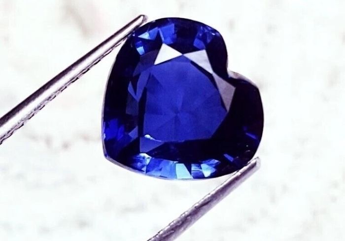 Stunning heart shaped Tanzanite with certificate