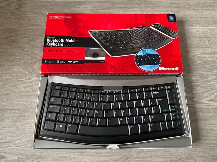 Microsoft Bluetooth Mobile Keyboard 6000 keyboard and keypad set