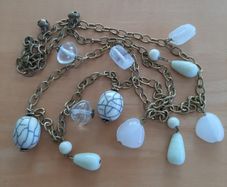 Neck chain with glass stones