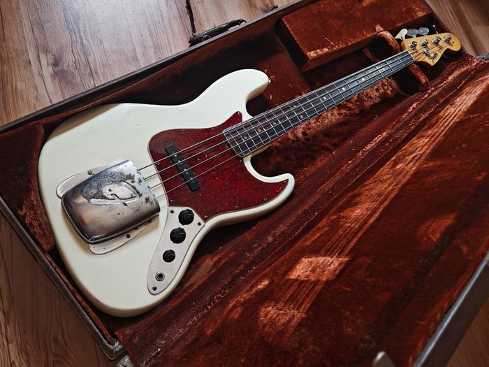 Vintage 1966 Fender Jazz Bass