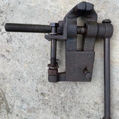 Small Antique blacksmith leg vice